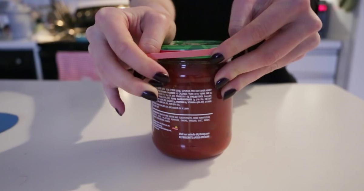 Open lid jar using rubber