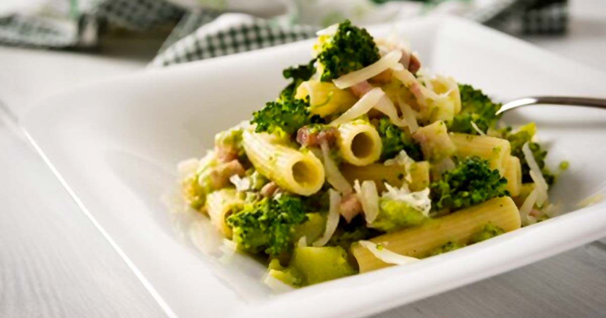 Easy Cheesy Broccoli and Bacon Pasta